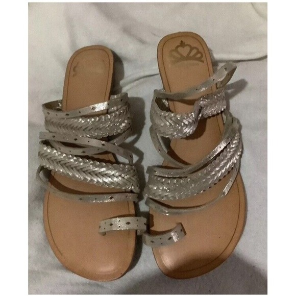 Fergalicious Womens Flat Toe Loop Strappy Sandals in Gold/Tan, Size 6.5 M New - Picture 2 of 5